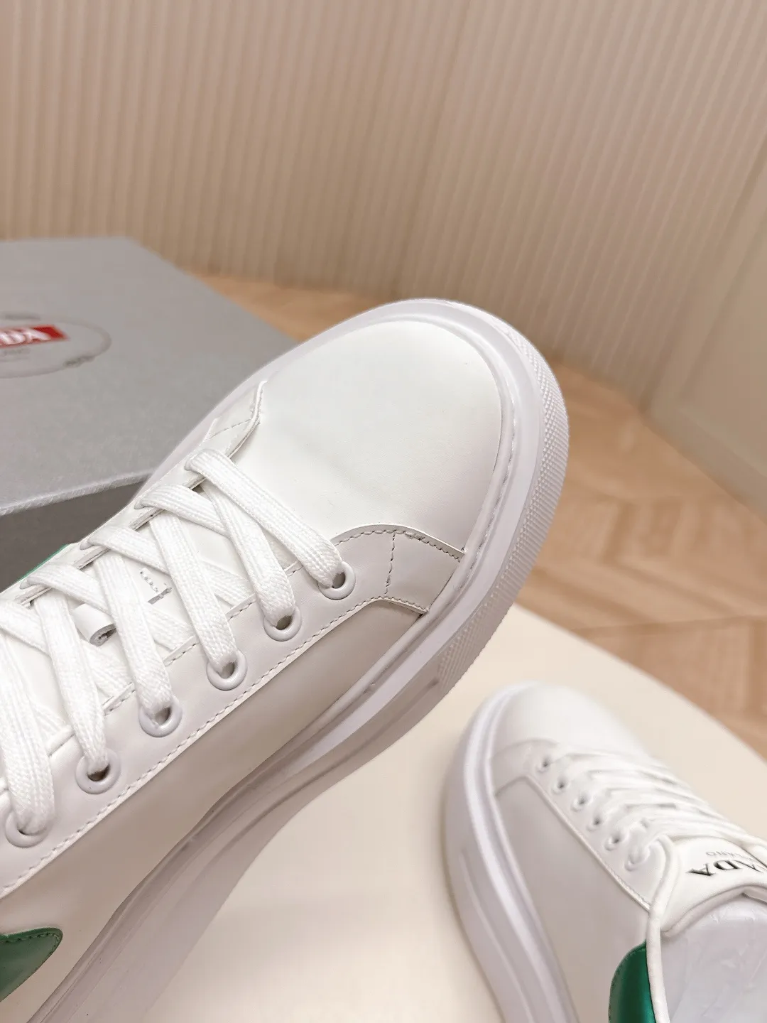 👟👟Ex-factory price 600👟👟 Prada 25ss new casual white shoes, couple style 👫 P fashion white shoes, re-released, high-quality shipments, elegant and generous, comfortable on the feet, super classic, super light and comfortable on the feet Fabric: silky cowhide Lining: water-dyed sheepskin lining + genuine leather foot sole: EVA outsole Code number: 35-45 (40 for women, 45 for men, customized)